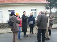 Führung durch Kichditmold. Herr Walter Klonk erklärt die Geschichte des heutigen Kasseler Stadtteils.